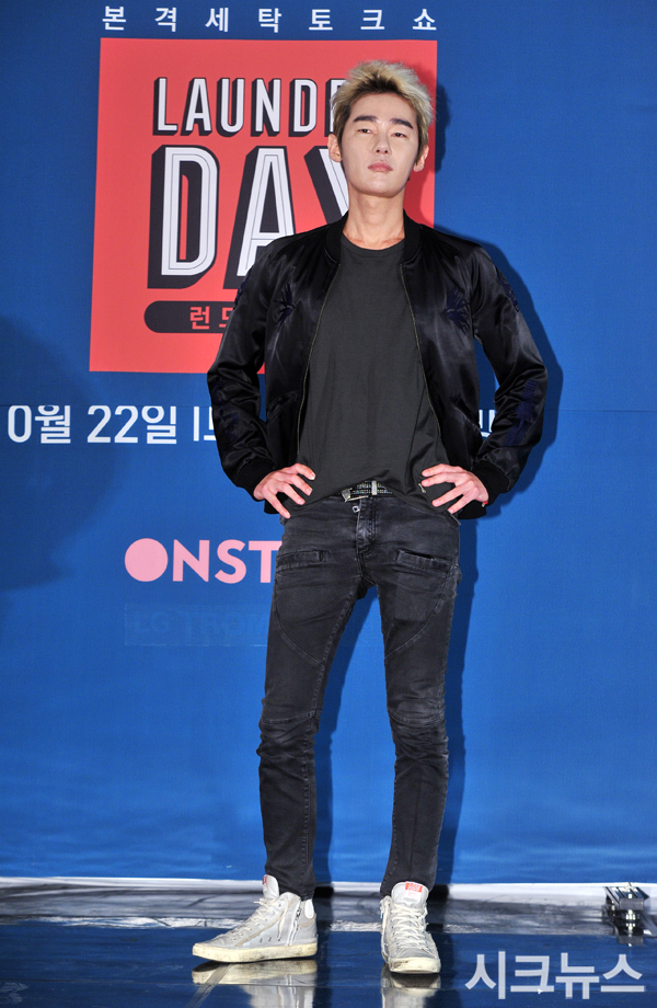 허지웅, 에스팀 엔터테인먼트와 전속 계약 체결… 장윤주·한혜진과 한솥밥