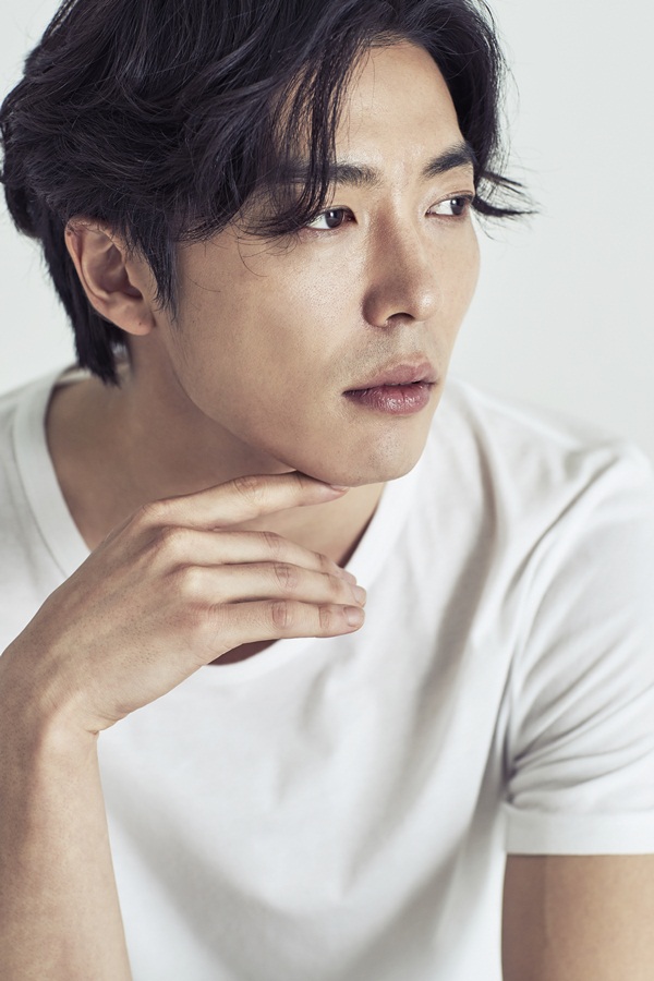 [뷰티철학] 김재욱 완벽 슈트핏 ‘탄탄 섹시 몸매’ 유지법 한 가지 ‘수영’