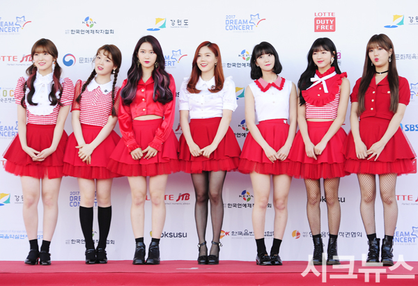 [시크포토]오마이걸, 레드패션으로 섹시미 물씬