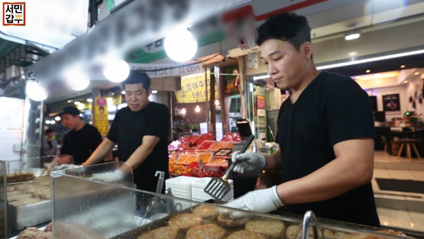 ‘서민갑부’ 망우동 우림시장 연 매출 5억원 떡갈비 맛집…떡갈비 반죽∙햄버거 빵도 판매?