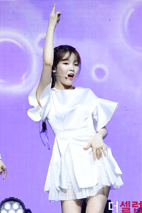 [더셀럽포토]오마이걸 승희, 무대에서 빛나는 미모