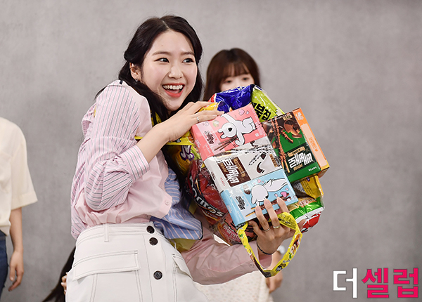 [더셀럽포토]오마이걸 지호 과자백은 나의 것