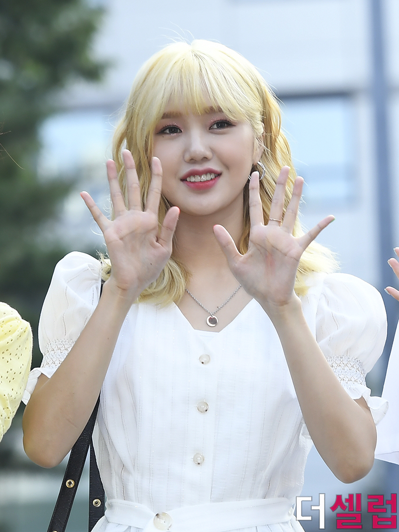 [더셀럽포토]오마이걸 미미, 매력 넘치는 손인사