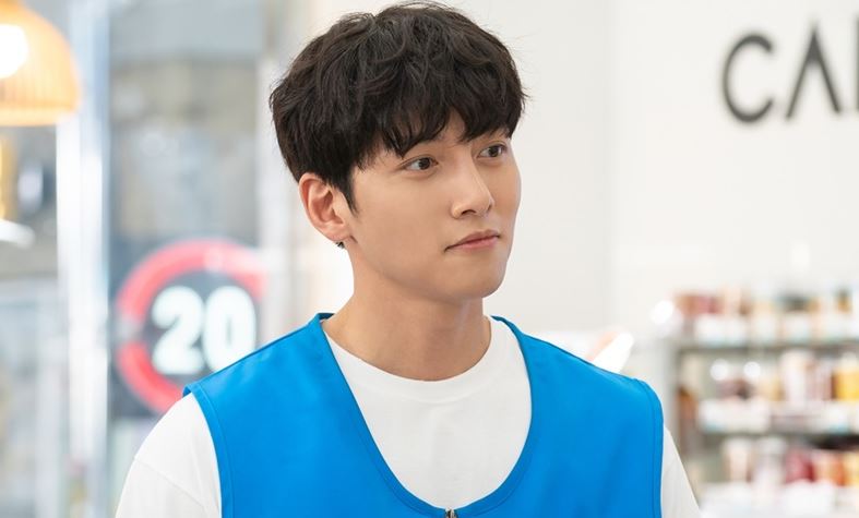 [이슈 VIEW] 이 시국에 굳이…지창욱 편의점 알바 이벤트 강행 논란