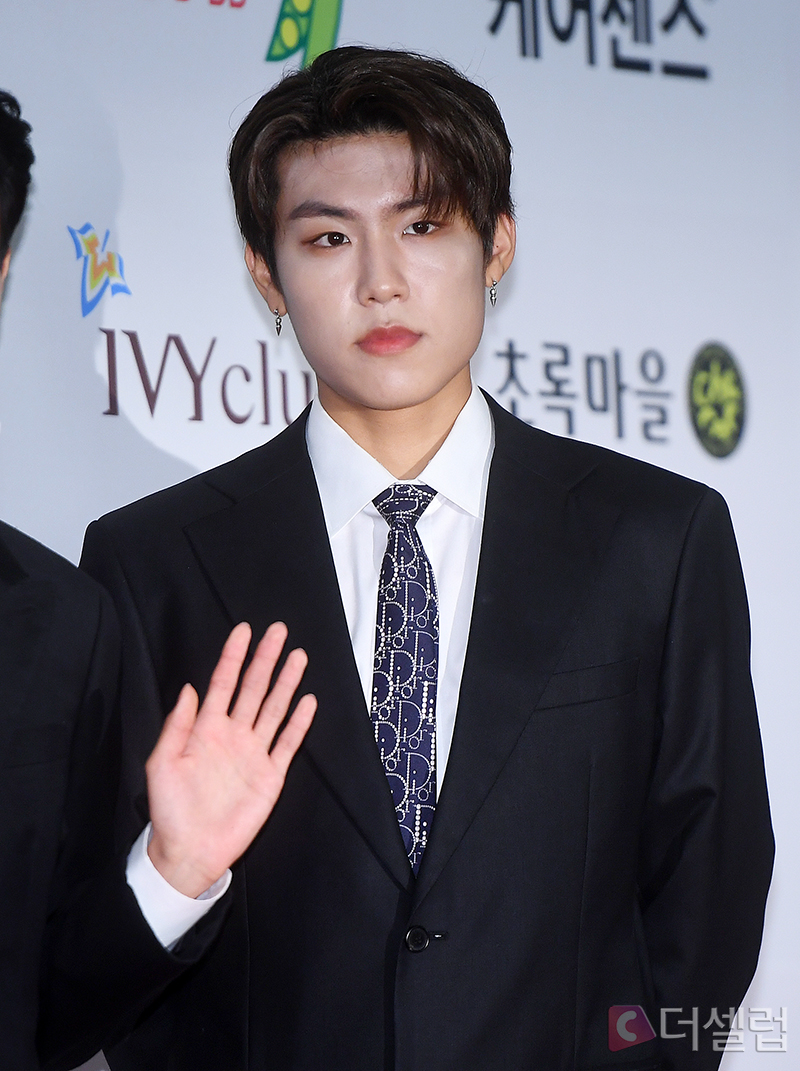 [더셀럽포토]AB6IX 우진 남성미 가득