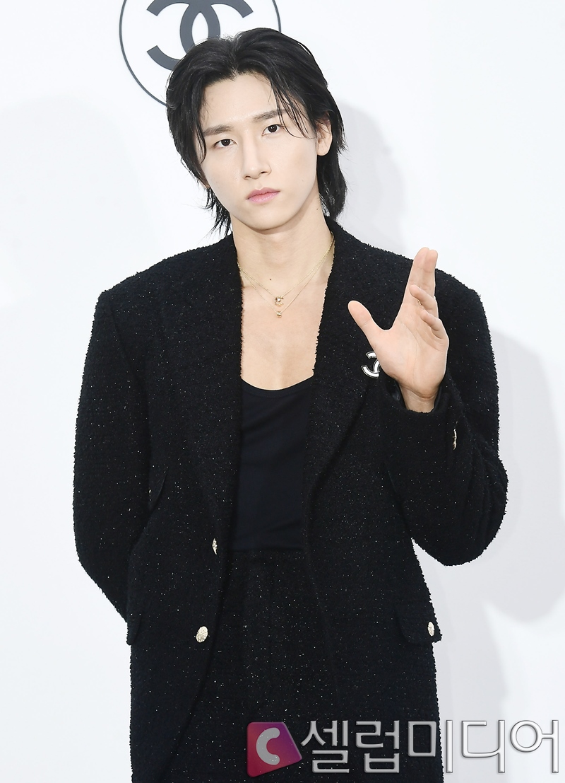 [셀럽포토]몬스타엑스 아이엠 젠틀한 손인사