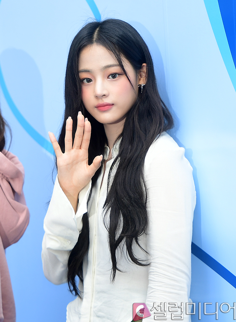 두린이 출신 뉴진스 민지, 가을야구 첫 시구 장식