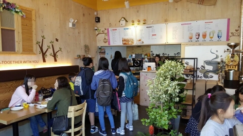 카페형 매장 선보인 피자투어, “카페형 피자 브랜드 시장 개척에 박차”