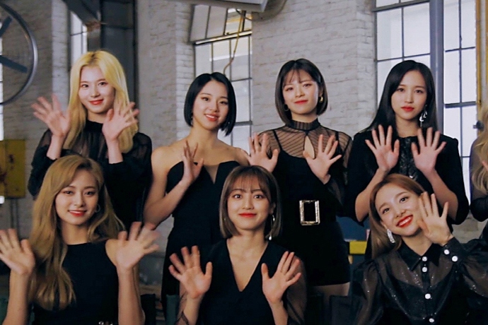 이펀컴퍼니 DX: 신 세기의 전쟁 트와이스 모모 퍼포먼스 영상 공개