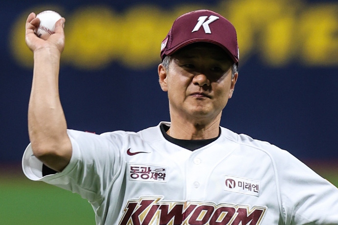 SOOP 정찬용 대표와 스트리머 지피티, KBO 키움vs두산 전서 시구·시타 진행