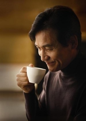 안성기, 왜 31년동안 커피 광고 모델할까..최장수CF모델 대기록[기업과 스타]