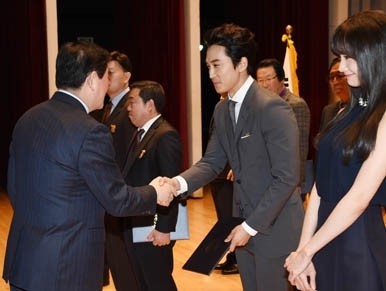 연예인 모범 납세자는 또 누가 있나… 선정 기준과 그 혜택은?