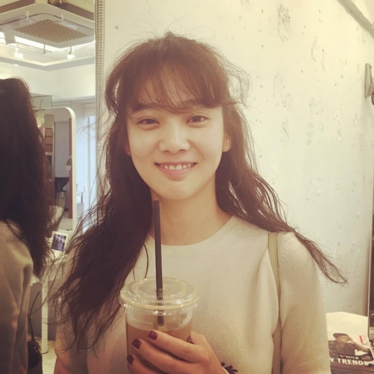 윤승아, 간만의 근황…강아지 매력 비 오는 날 파마