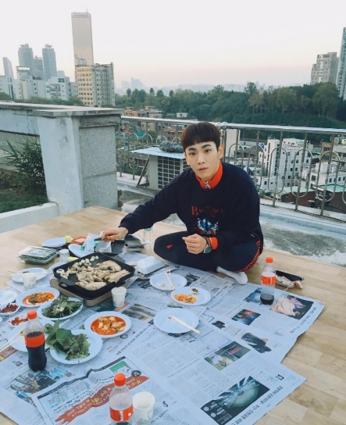 혼술남녀 키, 옥상 위 삼겹살 파티 인증 노량진 패션