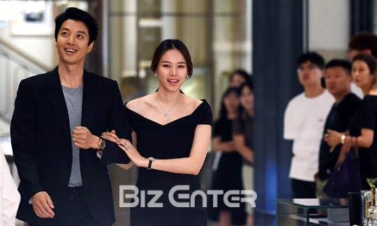 [BZ포토] 이동건-조윤희, 백화점 시선 싹쓸이 하는 부부