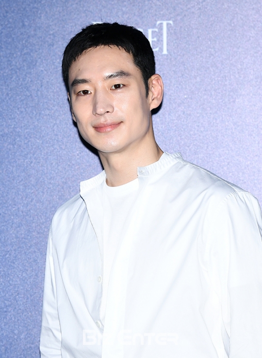 [BZ포토] 이제훈, 짧게 자른 까까머리