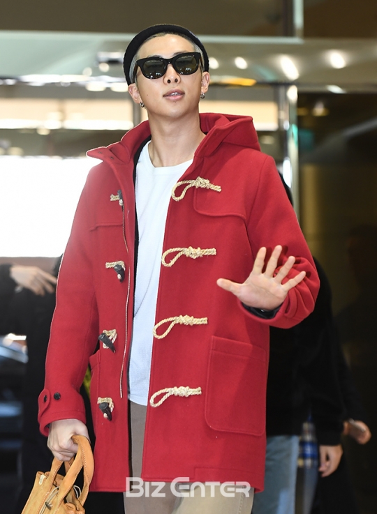 [BZ포토] 방탄소년단 RM, 빨간 떡볶이코트 찰떡 소화