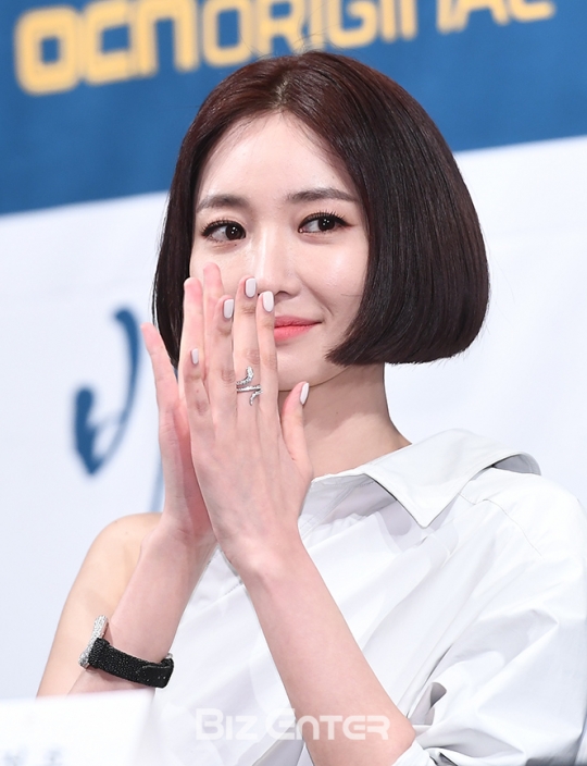 [BZ포토] 고준희, 네일까지 올 화이트
