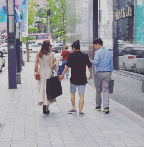 안젤리나 졸리, 아들 매덕스와 서울 투어…연세대 입학 전 목격담 잇따라