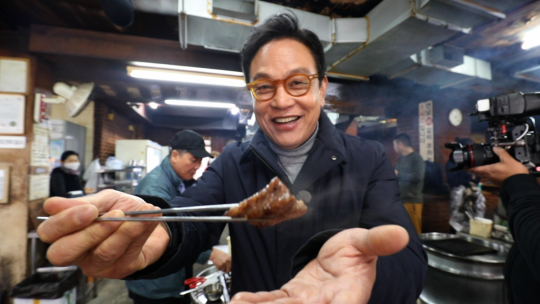 김영철의 동네 한 바퀴 신촌, 갈비 김치찌개ㆍ연탄갈비ㆍ원두커피 집ㆍ무쇠철판 수제과자ㆍ신촌역과 굴다리ㆍ김현식을 만나다