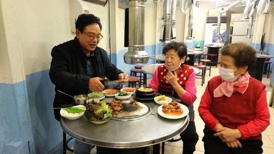 서대문역 돼지갈비 통술집ㆍ신촌 찹쌀떡ㆍ홍제천 홍제유연ㆍ연희동 관악기 공방 등 소개(김영철의 동네 한 바퀴)