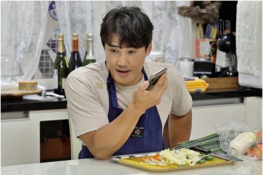 홍성흔, 집 아파트서 화리&화철 위해 짬뽕&탕수육 도전...아내 김정임 외조