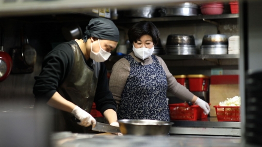 명동 원조 한치불고기 맛집ㆍ마늘 떡볶이 분식집ㆍ일본식 제면 청년 우동집ㆍ자매 수선집ㆍ명동성당(김영철의 동네한바퀴)