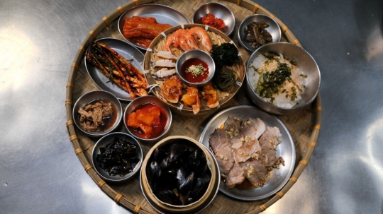 기장 전복죽 11첩 반찬 식당→밀키트 온라인 택배 판매까지 연 매출 45억 원 서민갑부의 비결은?