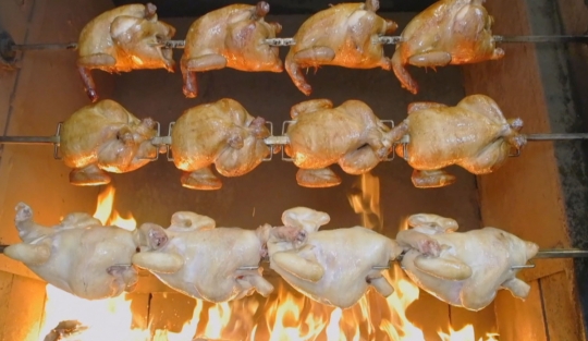 신당 중앙시장 참나무 장작구이ㆍ닭모둠전ㆍ닭편육 닭 한마리 가게&일식집 운영 서민갑부의 연 매출 23억 원 비결은?