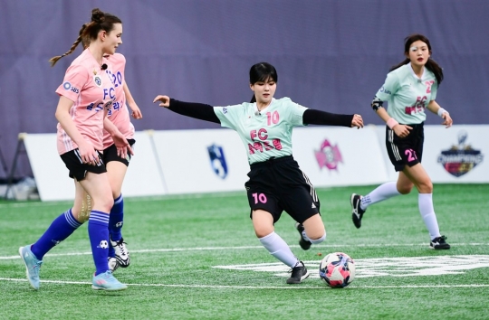 골 때리는 그녀들(골때녀) 발라드림 경서ㆍ서기ㆍ민서 VS 월드클라쓰 애기ㆍ카라인…직관 챔피언 매치 개막