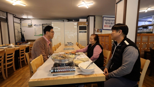 동네한바퀴 이만기, 안양유원지 50년 전통 삼계탕ㆍ학의천 시나몬롤 빵집ㆍ세탁소 카페ㆍ주꾸미 철판 볶음집 찾는다