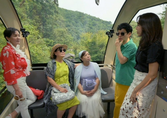 전수경, 박원숙의 같이 삽시다 자매들과 광주 수목원 화담숲ㆍ동굴 와인 레스토랑 방문…외국인 남편과의 근황 공개