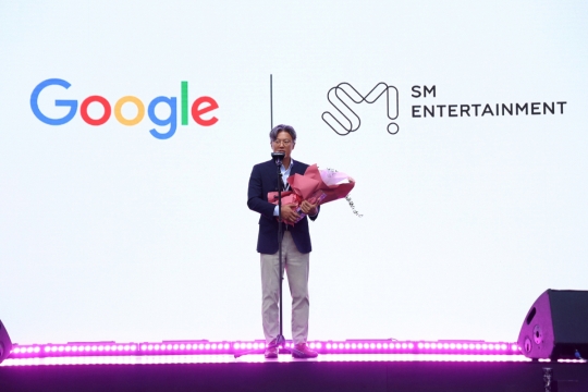 [스톡 브리핑] 에스엠(SM), 구글코리아 감사패 수상…장철혁 대표 유튜브 풍성해질 수 있도록 상호 협력