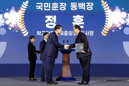 정훈 학교안전공제중앙회 이사장, 국민훈장 동백장 수훈…교육현장 안전강화 공로 인정
