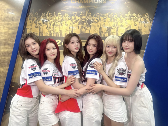 스테이씨, ‘2025 KBO 리그’ 개막전 축하 무대…청량 에너지 폭발
