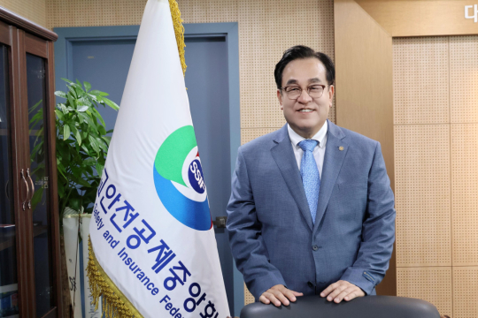 [리더 인터뷰] 정훈 학교안전공제중앙회 이사장 국민훈장 동백장, 임직원 대표해 받은 것(인터뷰③)