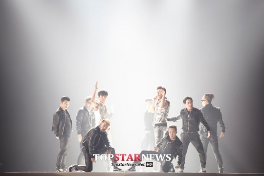 동방신기(TVXQ), 방콕 콘서트 성료… ‘나 기다리는 거 잘해’ 감동 플랜카드 이벤트까지