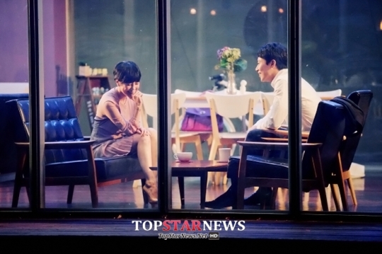 서인영, 청순매력 뽐내며 훈남과의 ‘카페 데이트’ 포착… ‘썸타는 중?’
