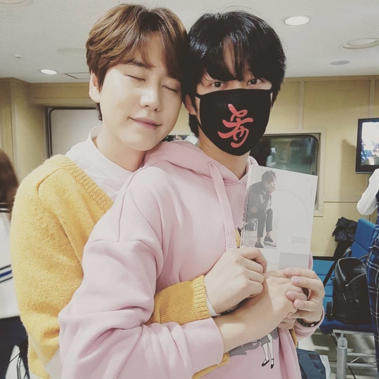 [스타SNS] 슈퍼주니어 김희철-규현, 쇼윈도 그룹 형의 막내 칭찬…“우리 막내 김규 고생했어”