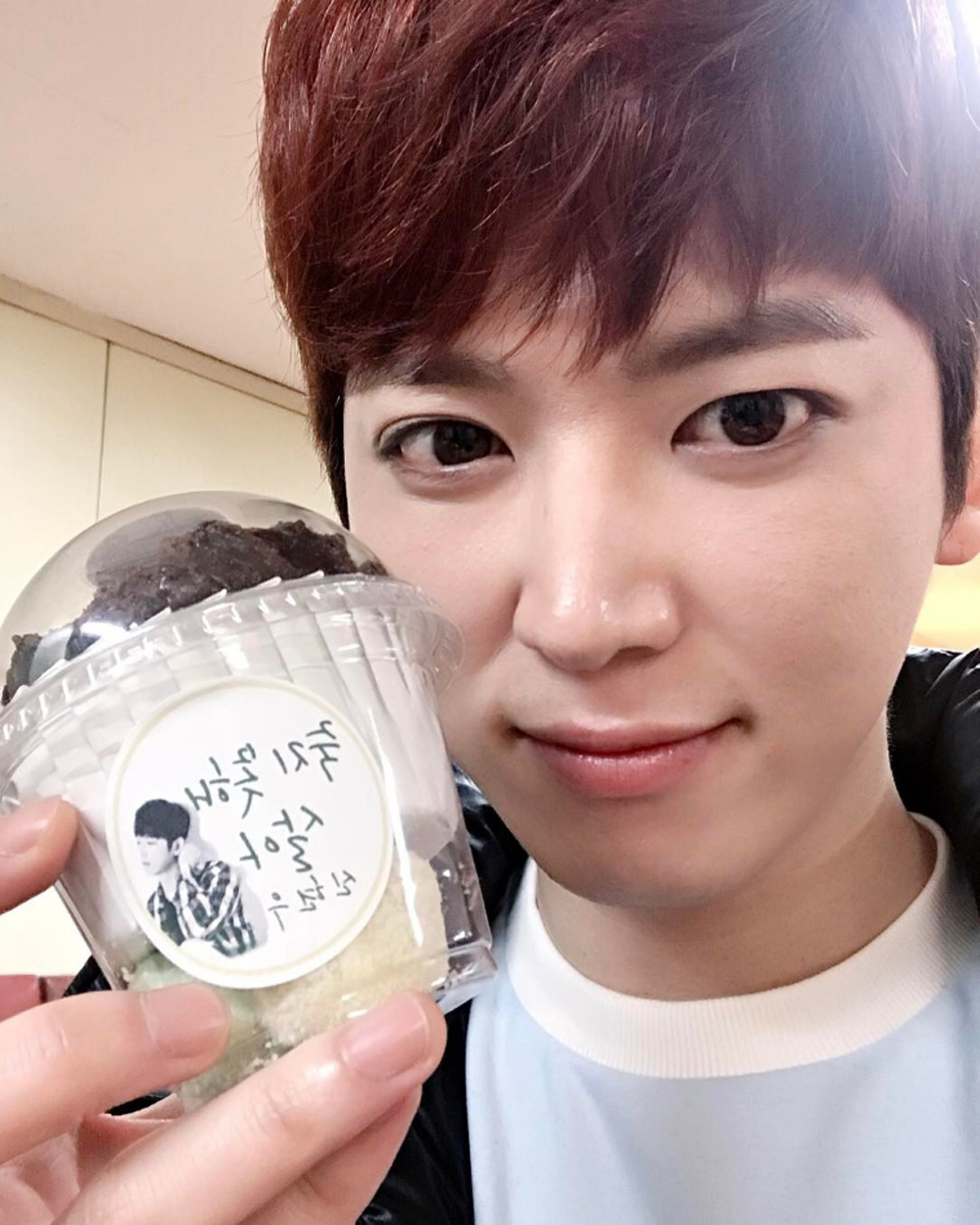 [스타SNS] 신현우, 팬이 준 떡 인증샷 “5시 뮤직뱅크 본방사수”