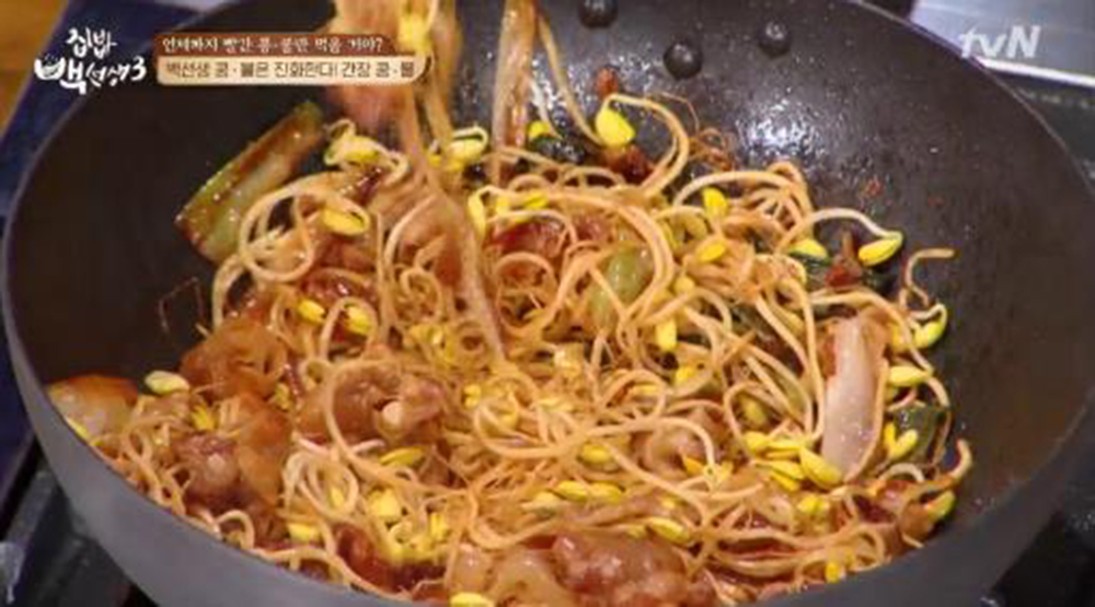 [먹방] ‘집밥 백선생’ 간장 콩나물 불고기 레시피 공개
