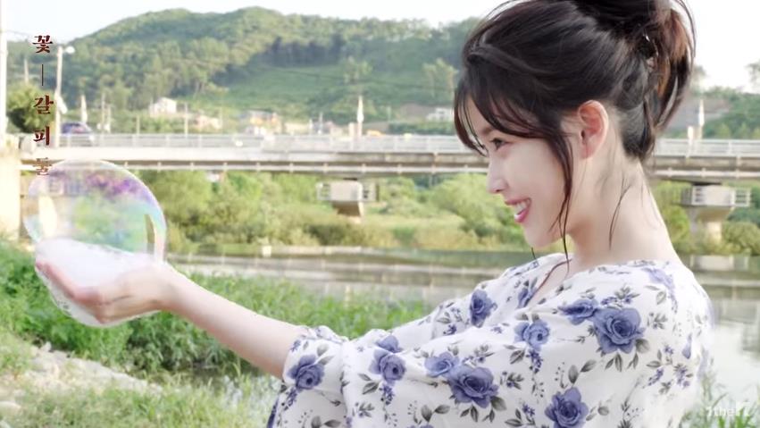 ‘꽃갈피 둘’ 아이유, 비하인드 영상서 ‘러블리 매력’ 발산 “이 지금의 길만 걷자”