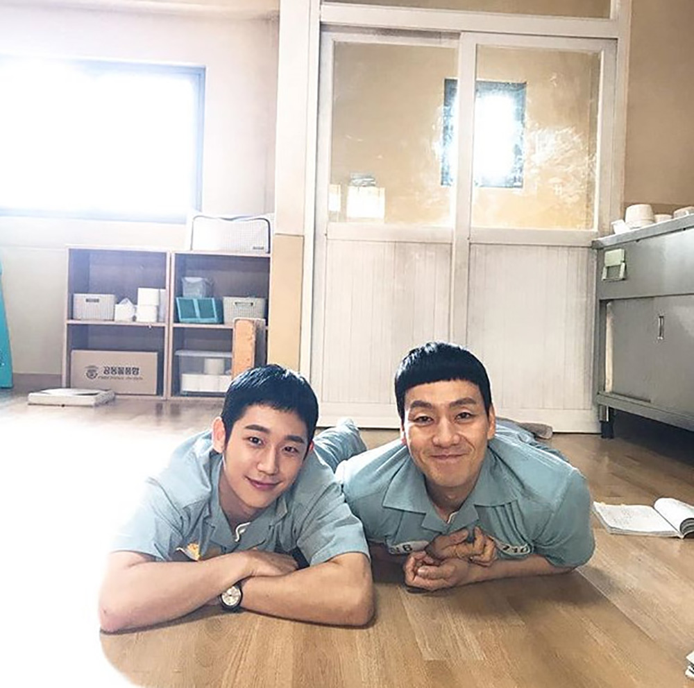 [근황] ‘슬기로운 감빵생활’ 정해인, 박해수와 함께 촬영 현장 공개