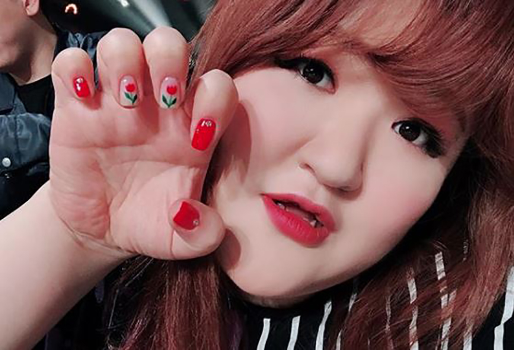 이국주, 소소하게 네일아트로 기분 전환…레드립이랑 깔맞춤