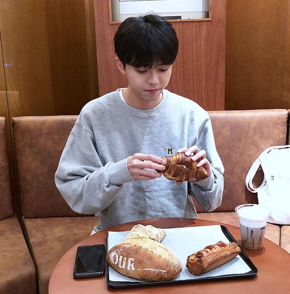 [근황] 주우재, 귀여운 모습으로 빵을 대하는 야무진 입