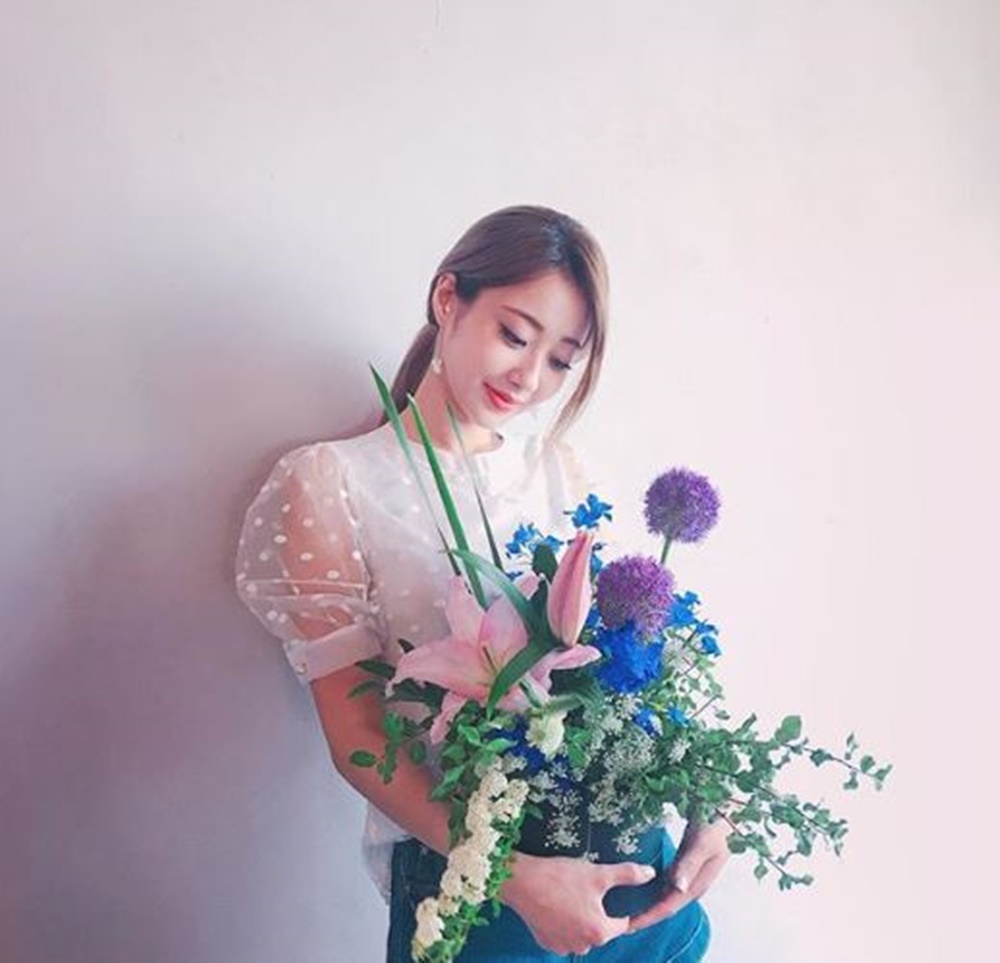 [근황] 나인뮤지스 (9muses) 경리, 꽃과 함께 찍은 사진…꽃보다 경리