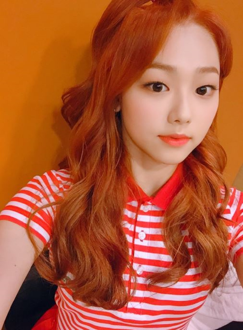 코랄 메이크업+오렌지 헤어스타일 통해 과즙상 끝판왕 증명한 구구단(gugudan) 미나