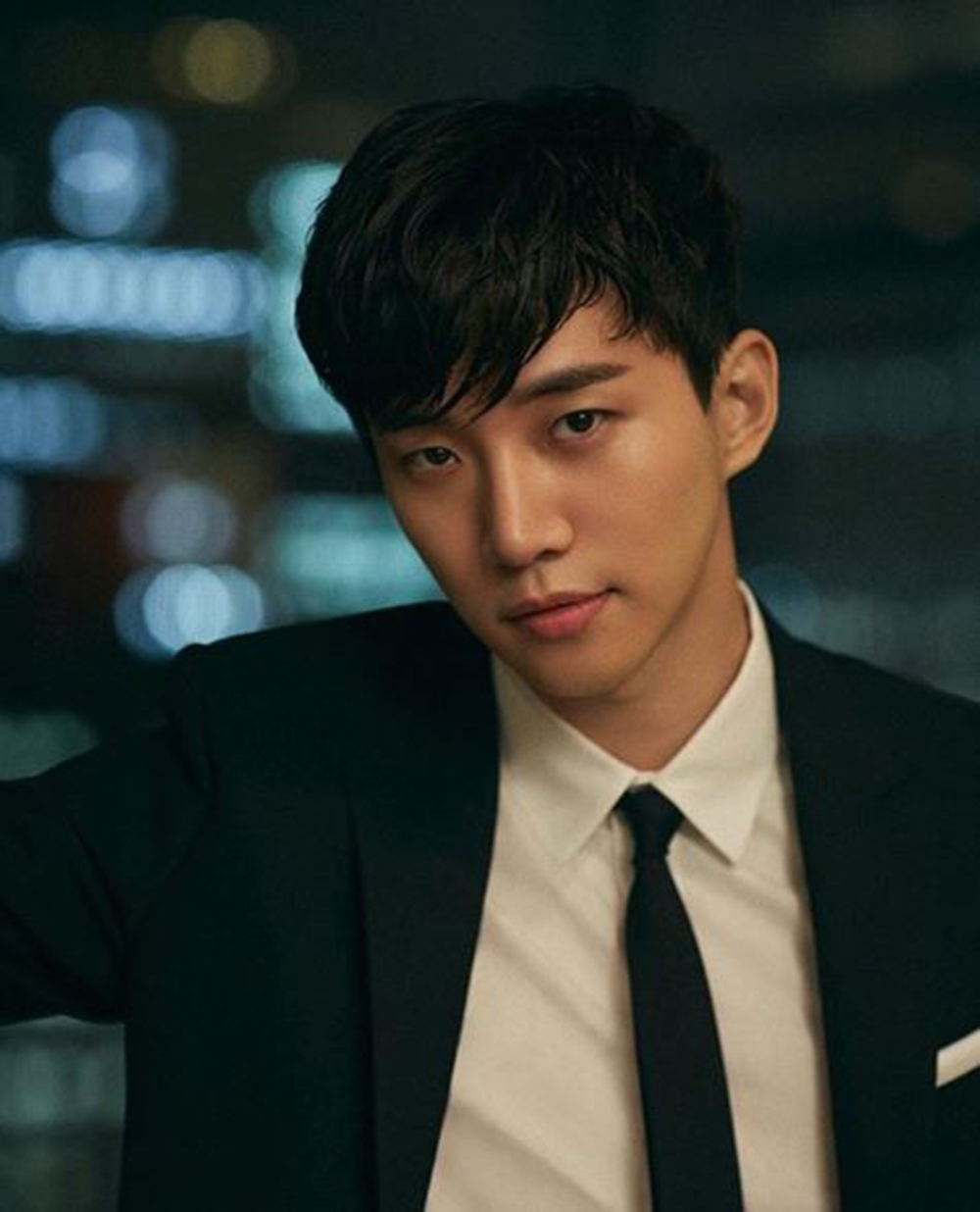 투피엠(2PM) 준호, 강렬한 카리스마가 느껴지는 화보 비하인드컷 공개