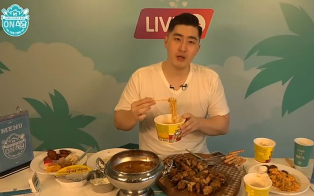 먹방 유튜버 엠브로, 한 시간에 7130원인 뷔페서 85만원어치 먹고 쫓겨나 화제
