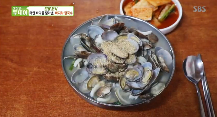 생방송 투데이-인생분식 충남 태안군 맛집…태안 바다를 담아낸 3,000원 바지락 칼국수